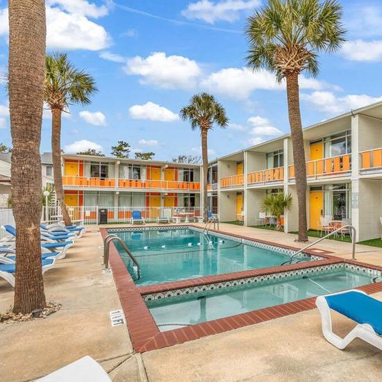 Holiday Shores Motel Myrtle Beach pool and courtyard